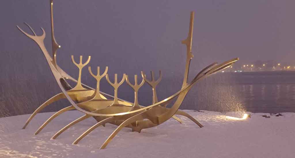 Kunstwerk aan de haven van Reykjavik