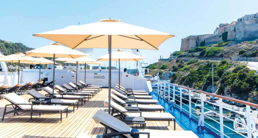 Zonnedek aan boord van La Belle des Océans