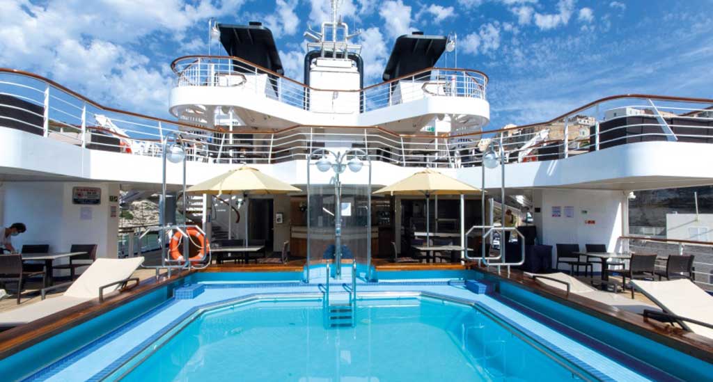 Zwembad aan boord van La Belle des Océans