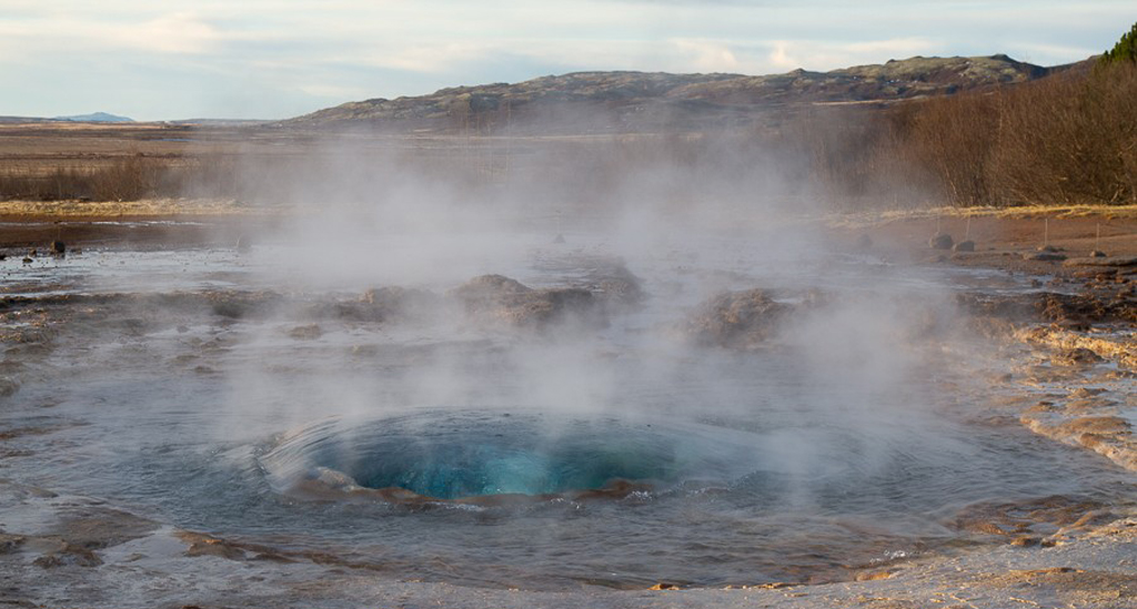 de-geiser-Strokkur-staat-op-het-punt-om-te-spuiten
