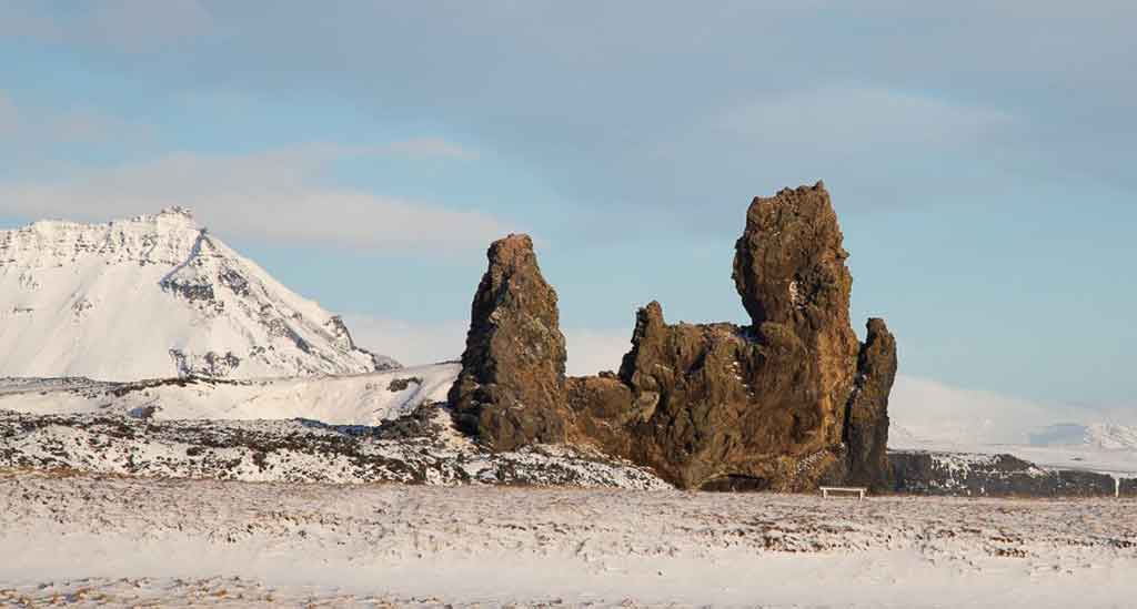 Rotspilaren voor de kust van Snæfellsnes